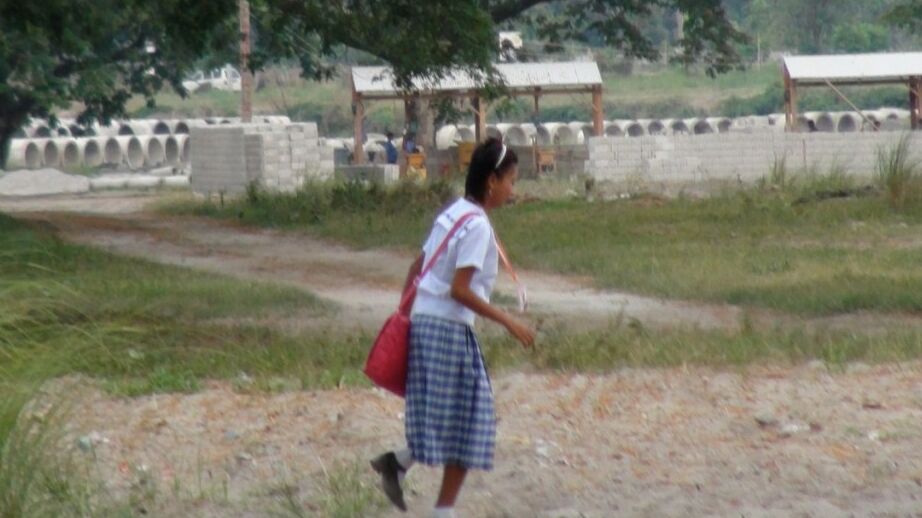 17P A estudante filipina fumante Sally abre seu uniforme para revelar seios adolescentes doces