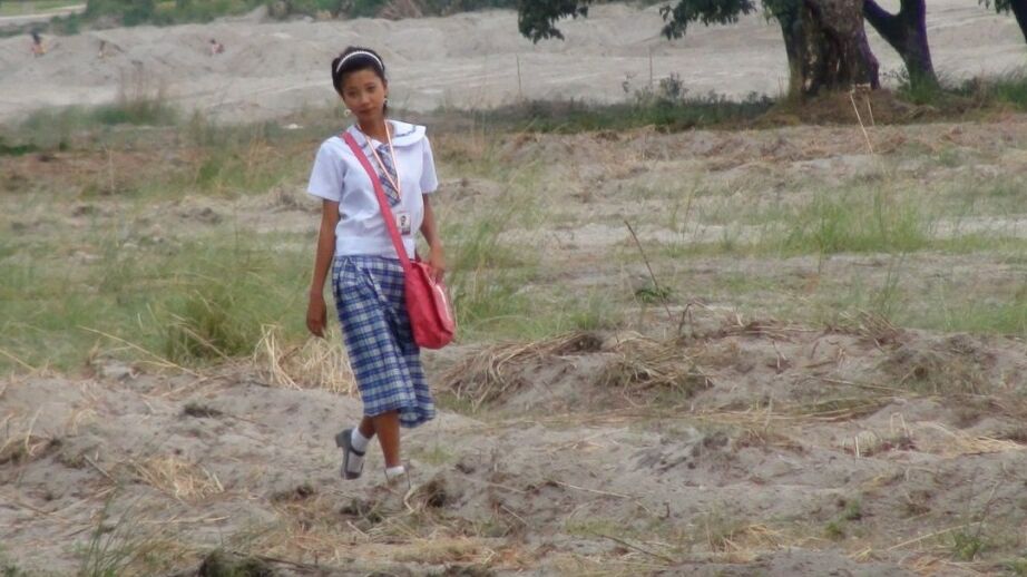 17P A estudante filipina fumante Sally abre seu uniforme para revelar seios adolescentes doces