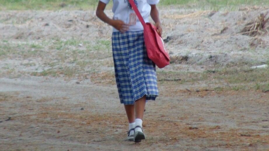 17P A estudante filipina fumante Sally abre seu uniforme para revelar seios adolescentes doces
