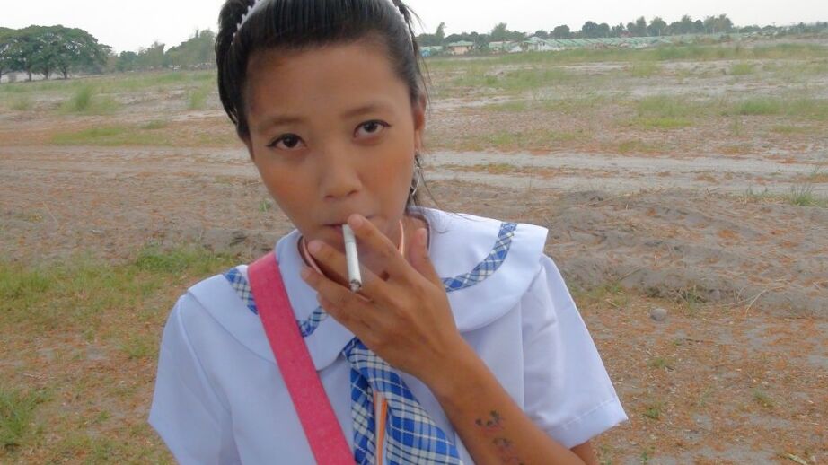 17P A estudante filipina fumante Sally abre seu uniforme para revelar seios adolescentes doces