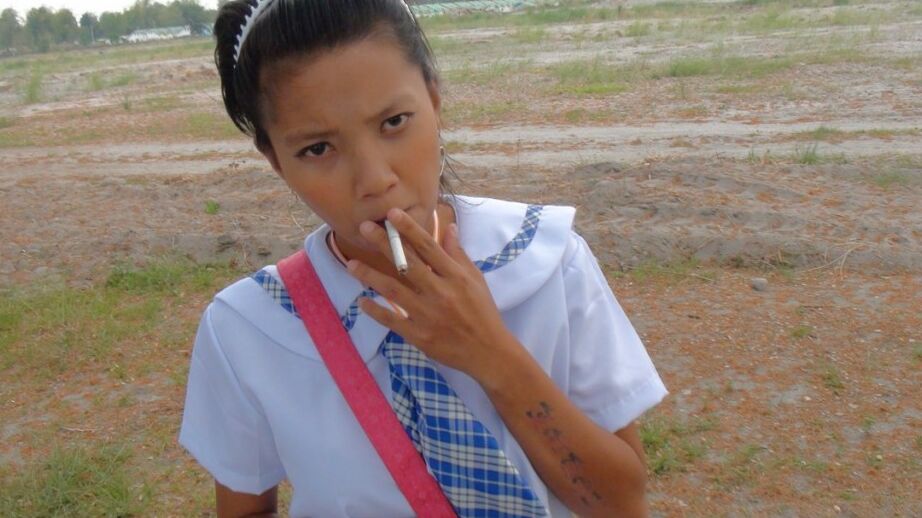 17P A estudante filipina fumante Sally abre seu uniforme para revelar seios adolescentes doces