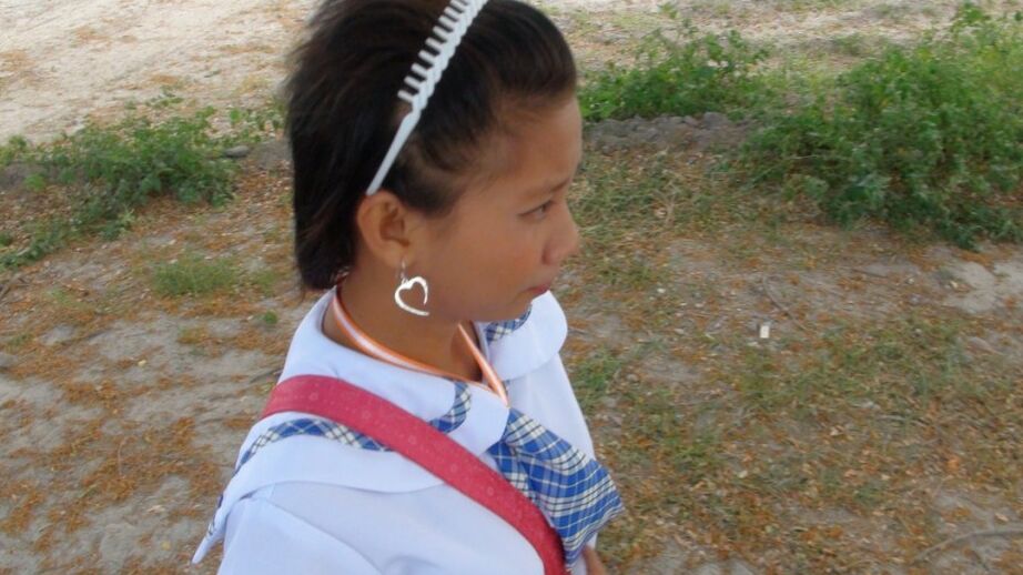 17P A estudante filipina fumante Sally abre seu uniforme para revelar seios adolescentes doces