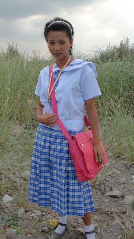 17P A estudante filipina fumante Sally abre seu uniforme para revelar seios adolescentes doces