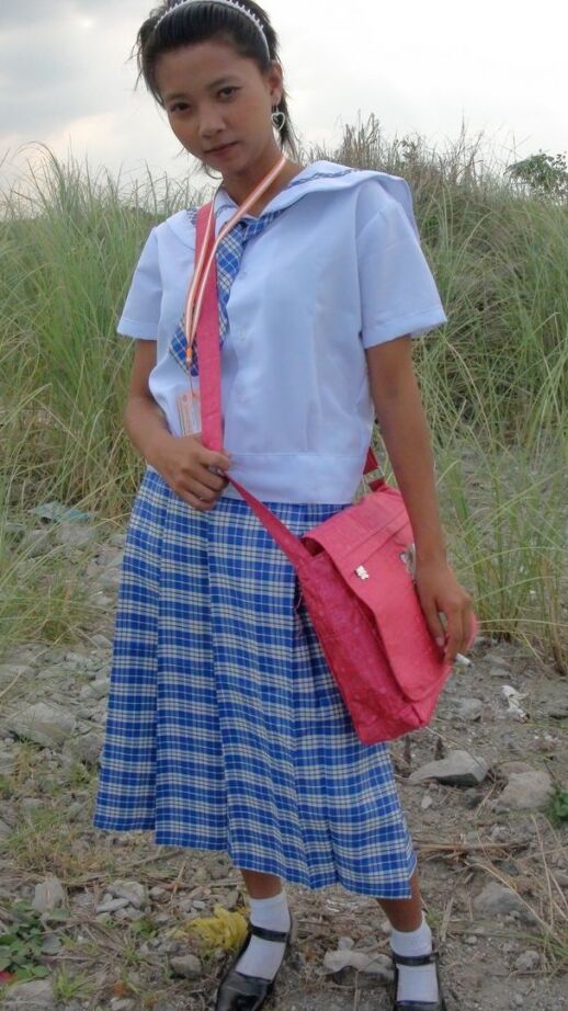 17P A estudante filipina fumante Sally abre seu uniforme para revelar seios adolescentes doces