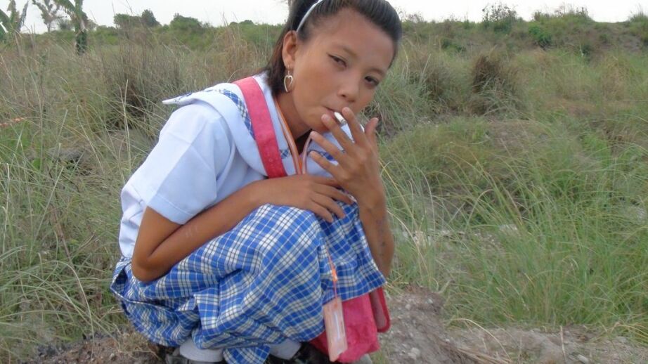 17P A estudante filipina fumante Sally abre seu uniforme para revelar seios adolescentes doces