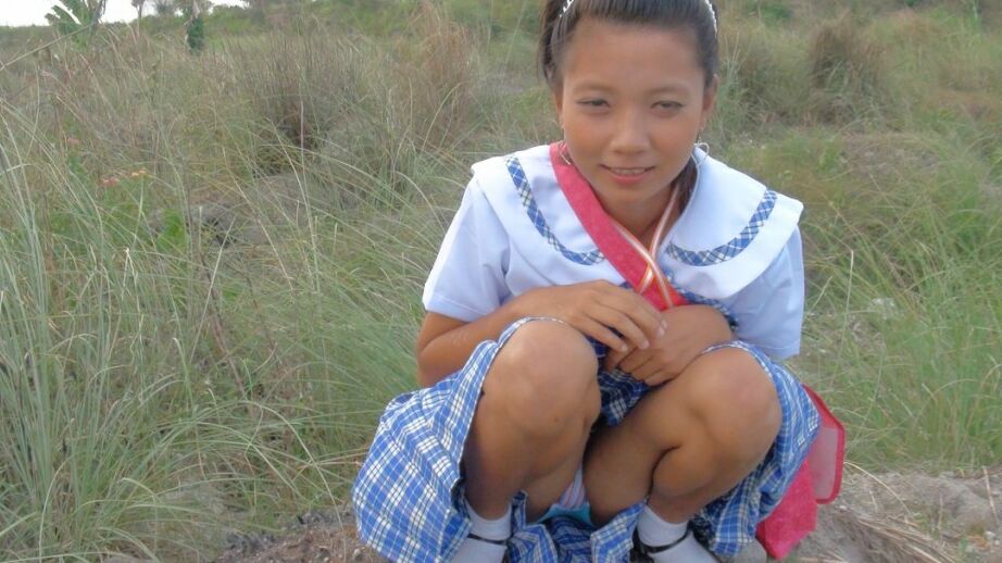 17P A estudante filipina fumante Sally abre seu uniforme para revelar seios adolescentes doces