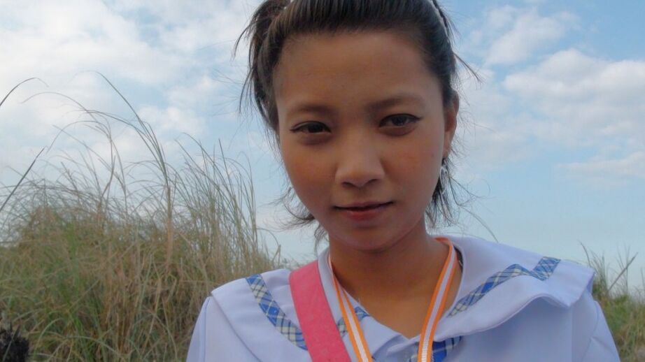 17P A estudante filipina fumante Sally abre seu uniforme para revelar seios adolescentes doces