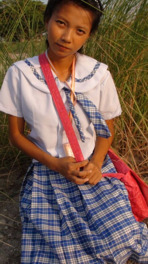 17P A estudante filipina fumante Sally abre seu uniforme para revelar seios adolescentes doces