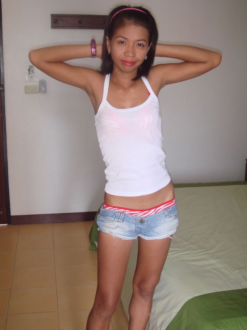 17P Slim adolescente asiática Kwan expõe seus peitos minúsculos e sua boceta quente em um solo