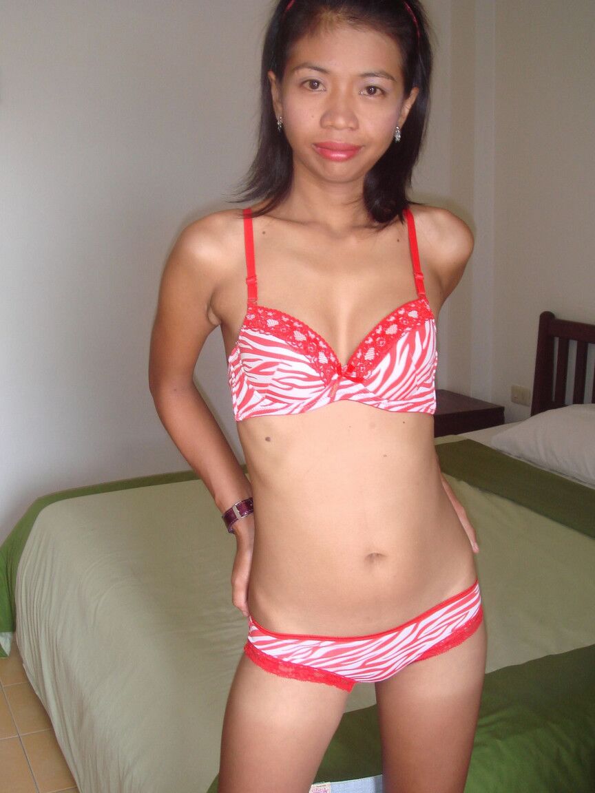 17P Slim adolescente asiática Kwan expõe seus peitos minúsculos e sua boceta quente em um solo