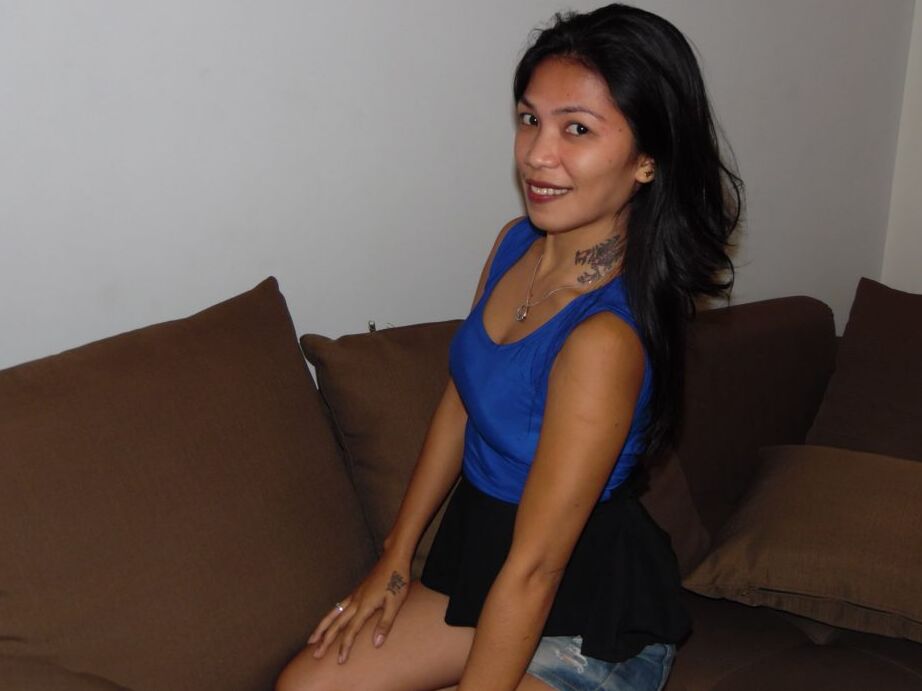 18P A gata asiática Sazkhia mostra sua atraente buceta peluda antes de ser fodida