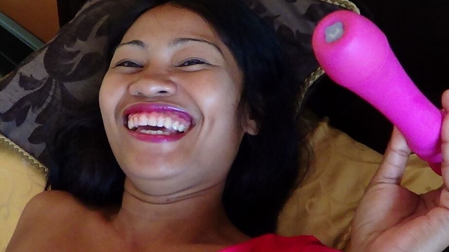 Die 19-jährige philippinische MILF Wayana erscheint auf einem weiteren heißen Foto-Sex und neckt ihre Muschi