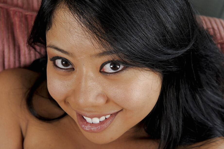 16P Kya asiática de cabelos negros tira sua minissaia sexy