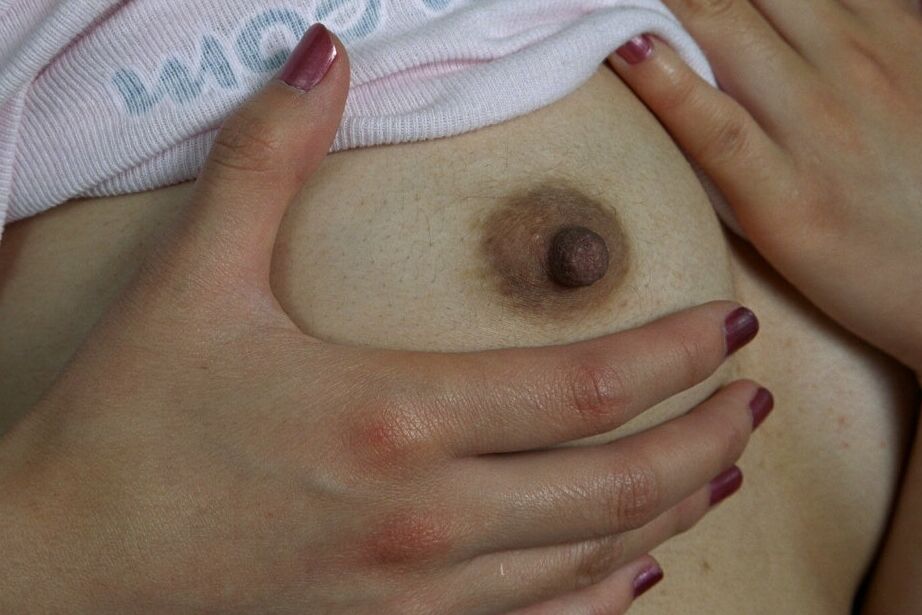 16P Asiática amateur sola Ivy mostrando sus pequeñas tetas y abriendo su coño peludo
