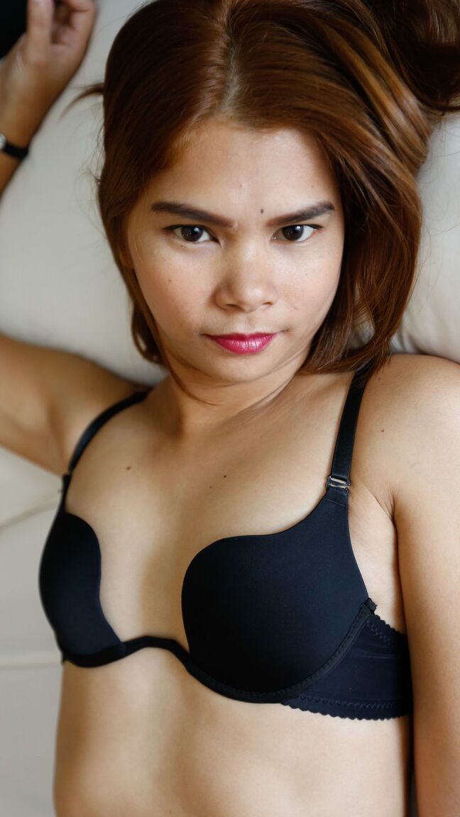 20P Tam, jolie thaïlandaise aux petits seins, profite d'un pénis puissant dans sa chatte taillée