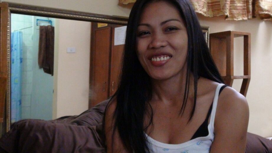 Mujer filipina 18P luce un coño con creampie después de follar con un turista sexual