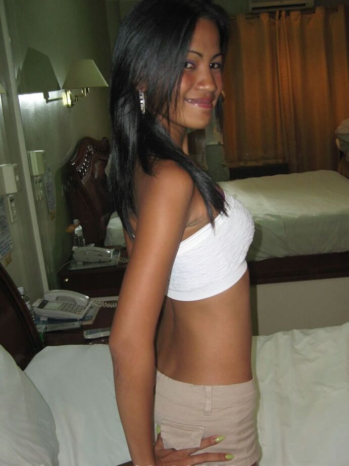 17P La atractiva y pequeña filipina Linda se desnuda para abrirse de par en par