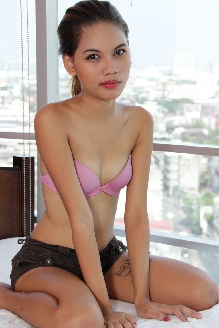 Christina, une jeune asiatique de 16p, expose son petit corps sur un lit dans son appartement.