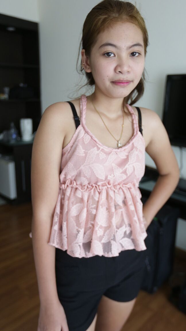21P La pequeña tailandesa Mint se quita la ropa y muestra su pequeño coñito peludo