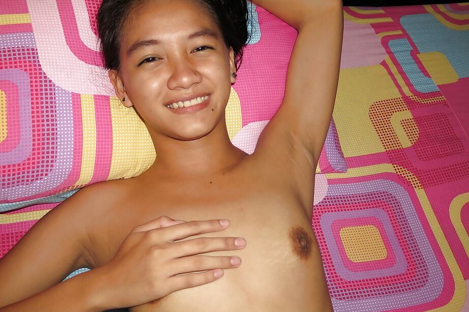 16P Petite Thai Barmädchen zieht Bikini aus, um glatte Muschi freizulegen