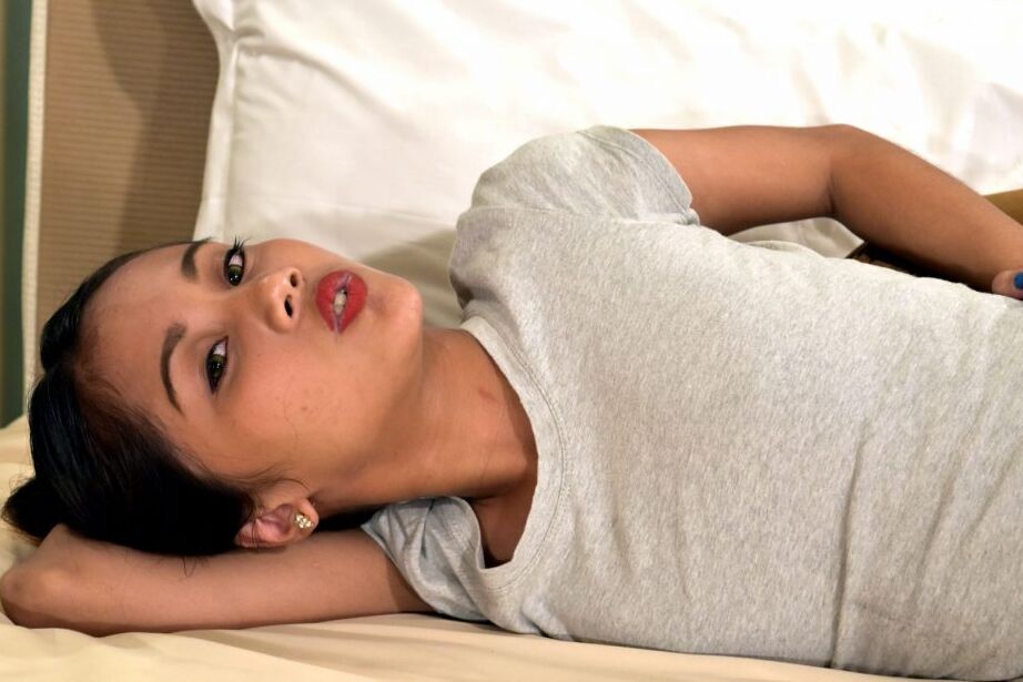 21P La zorra asiática de 19 años Candy se desnuda en la habitación del hotel y abre su coño afeitado