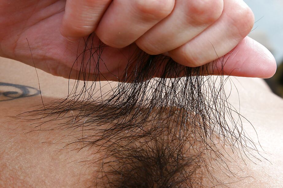 16P Junge asiatische Anfängerin Starlingz entblößt kleine Titten und haarigen Busch