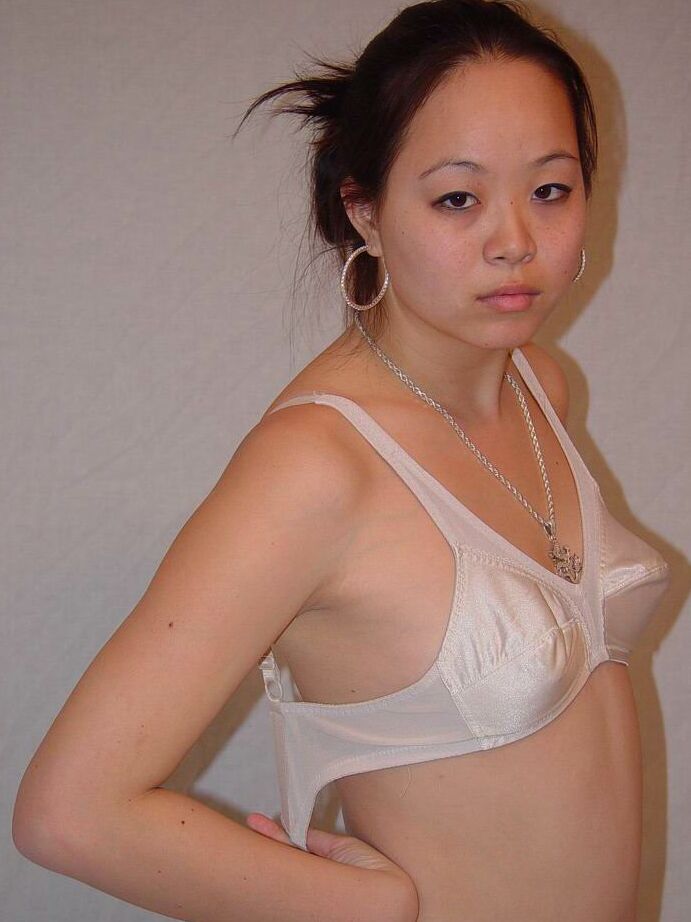 16P La modelo asiática cachonda China se masturba su estrecho agujero con los dedos