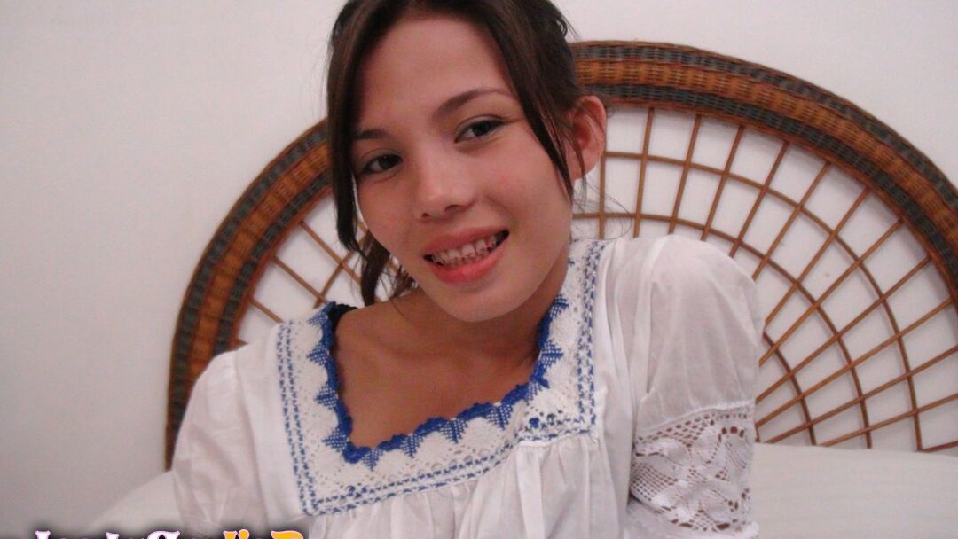 15P Die junge Asiatin Ann hat POV-Sex mit einem kaukasischen Sextouristen