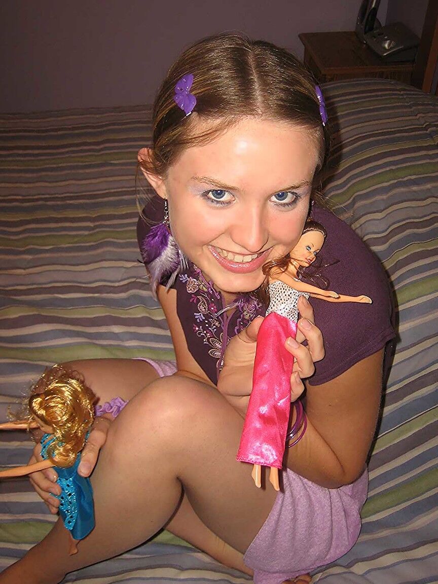 21P La pequeña asiática MILF Kitty golpeando su coñito cachondo con un consolador