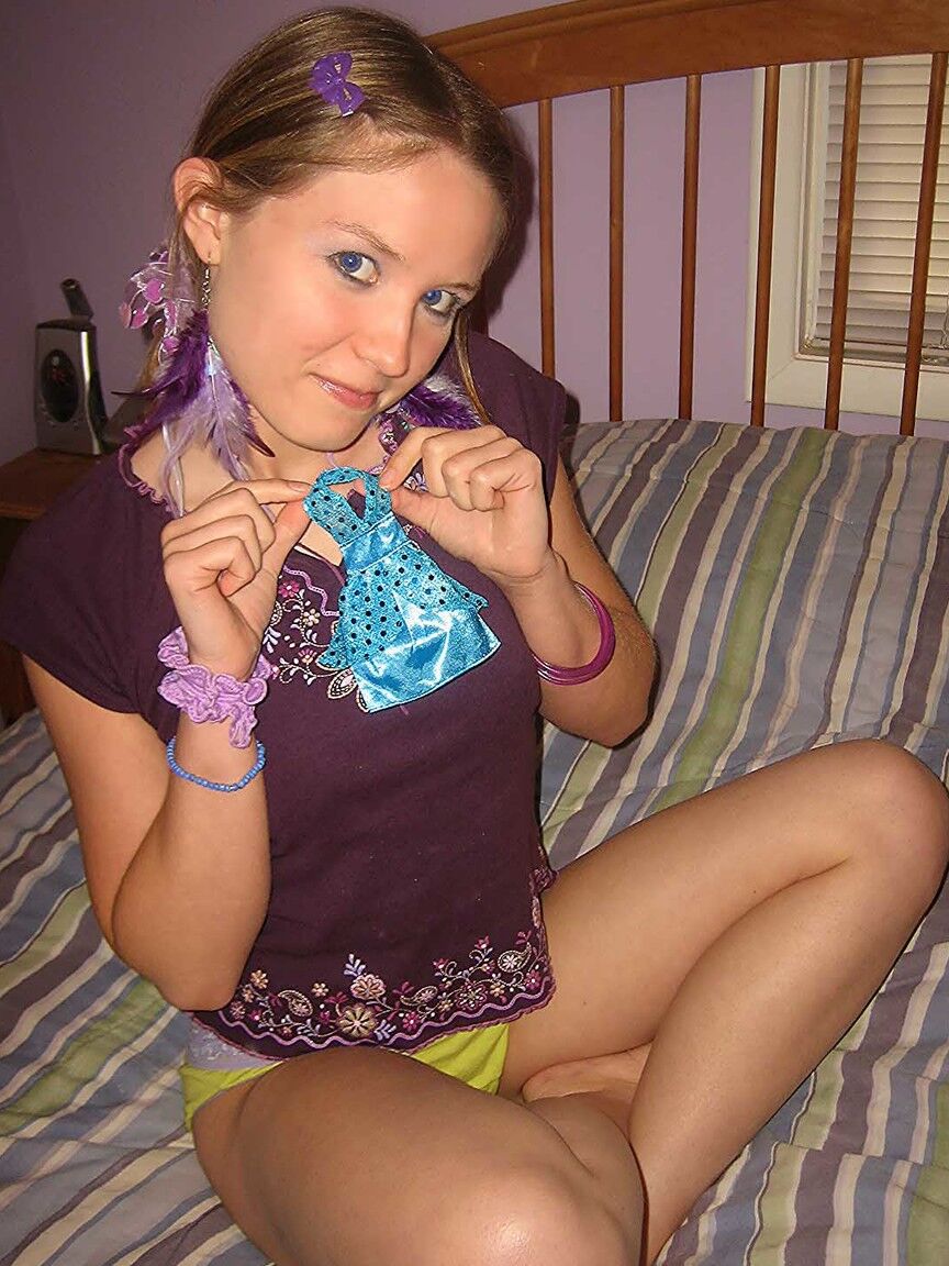 21P La pequeña asiática MILF Kitty golpeando su coñito cachondo con un consolador