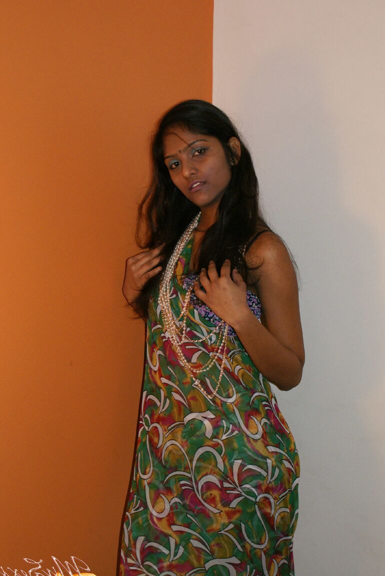 12P La esbelta india amateur Divya Yogesh expone sus tetas naturales mientras se desnuda
