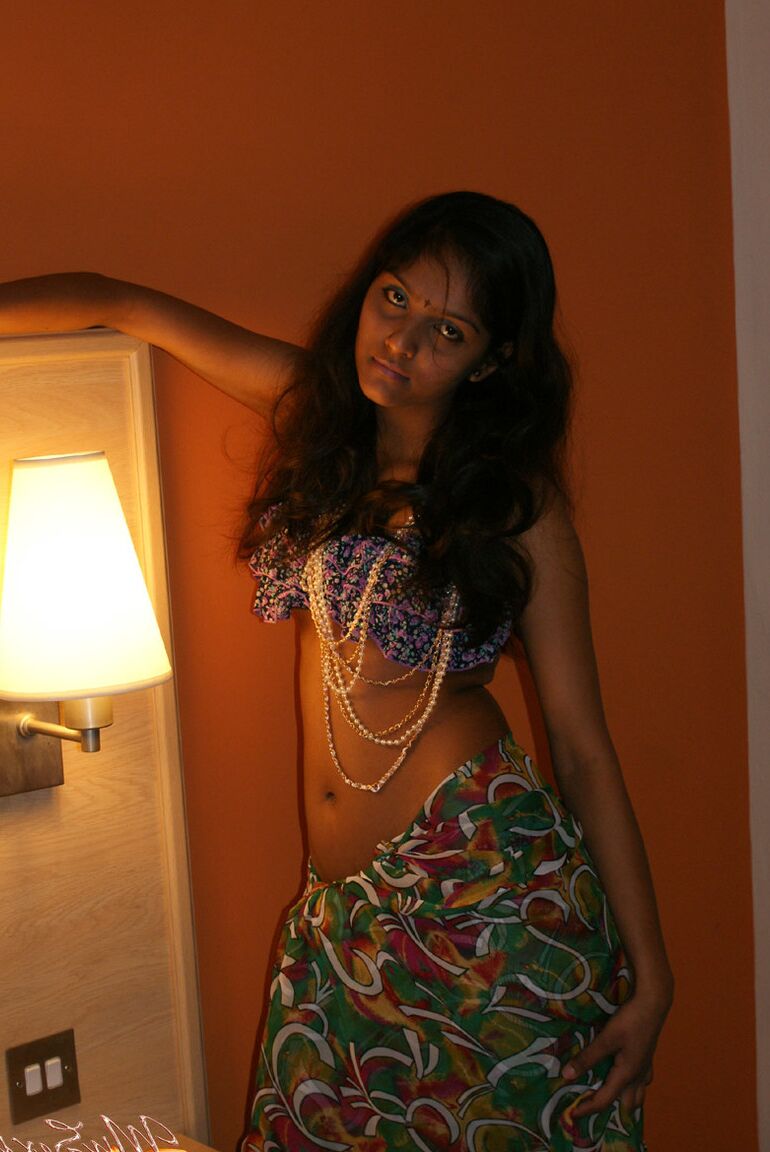 12P La esbelta india amateur Divya Yogesh expone sus tetas naturales mientras se desnuda