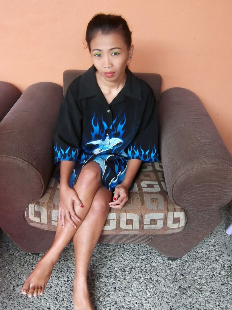 15P Petite adolescente asiática posa nua a pedido de um turista sexual