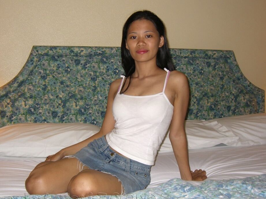 17P La linda asiática Diana penetrada duro en su inocente coño filipino