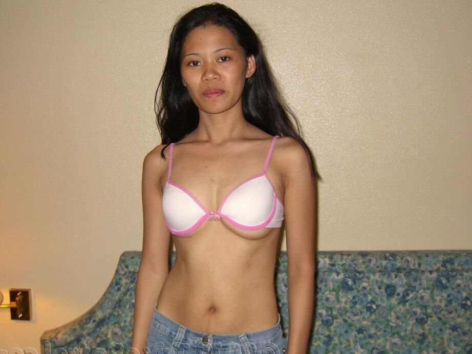 17P La linda asiática Diana penetrada duro en su inocente coño filipino