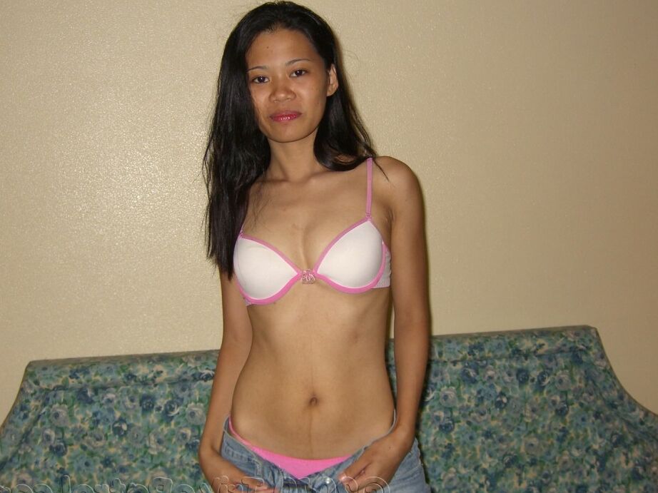 17P La linda asiática Diana penetrada duro en su inocente coño filipino
