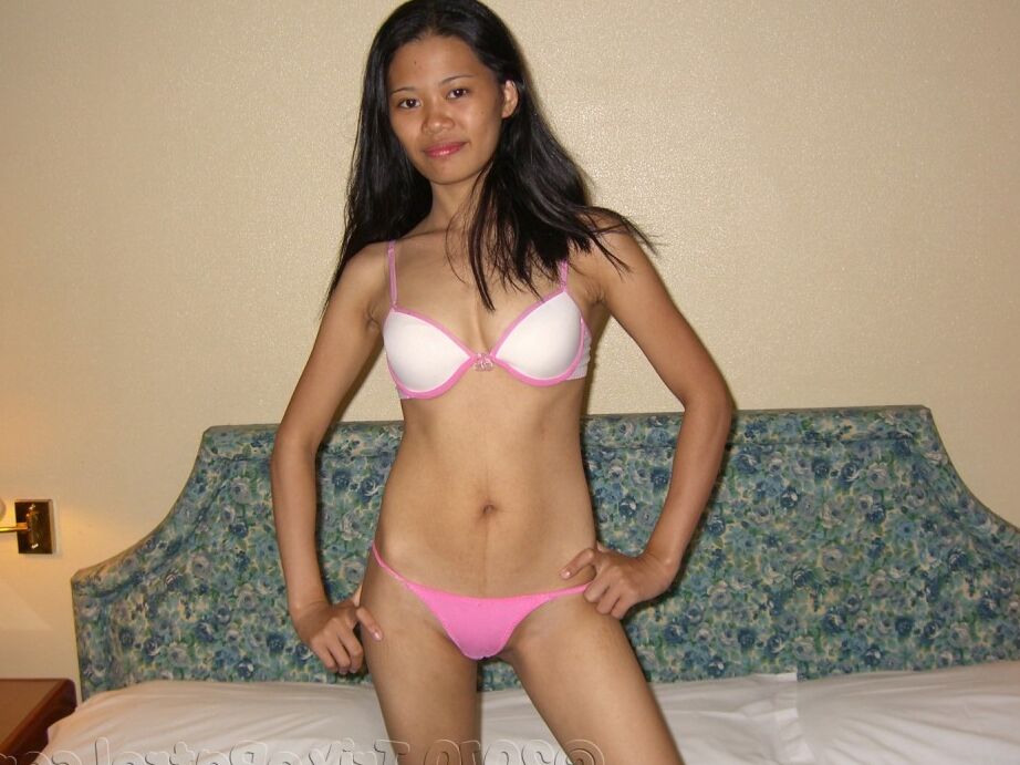 17P La linda asiática Diana penetrada duro en su inocente coño filipino