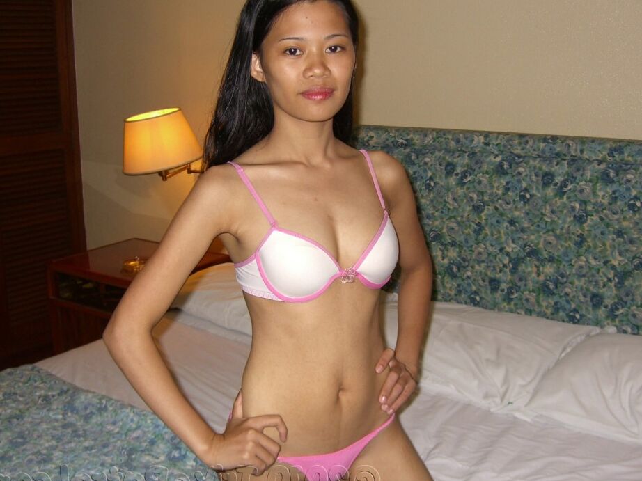 17P La linda asiática Diana penetrada duro en su inocente coño filipino