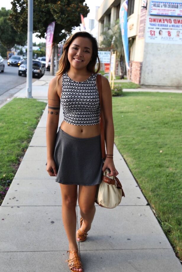 21P Filipina Riley da una mamada descuidada y monta su coño sobre una varilla rígida en POV