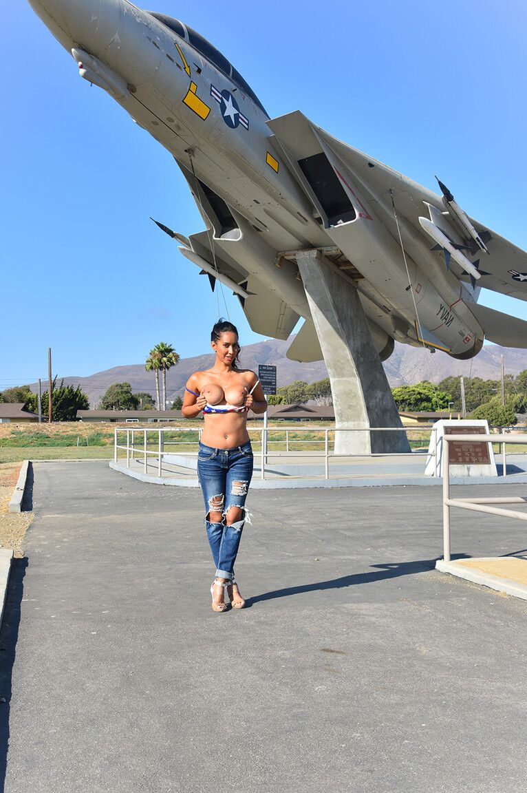 21P Busty MILF Isis enfia a calcinha e esguicha depois de se foder.