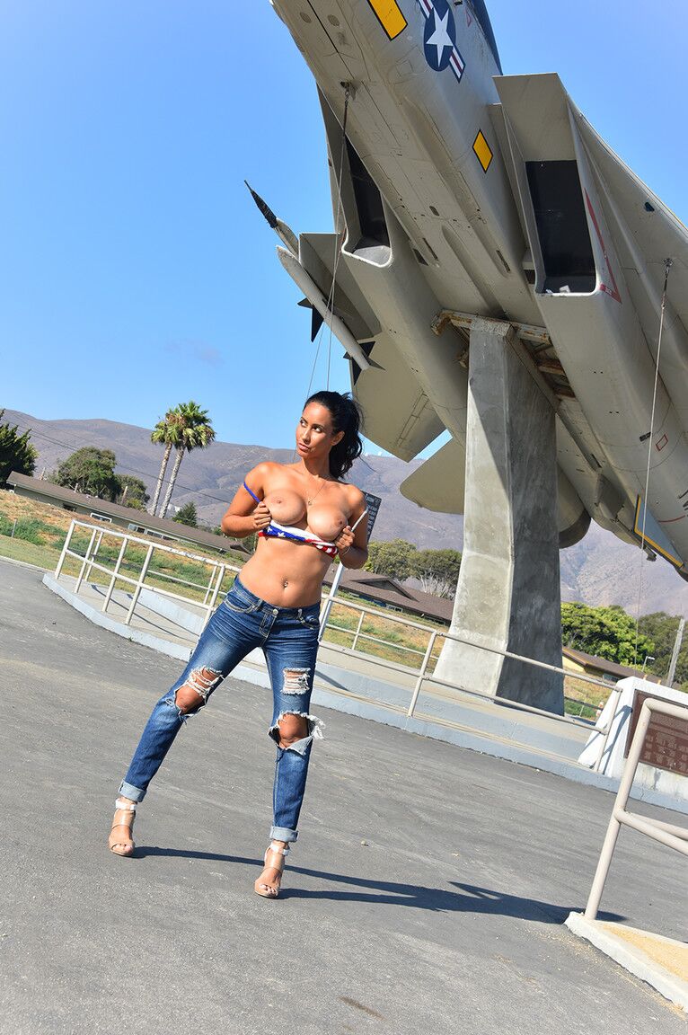 21P Busty MILF Isis enfia a calcinha e esguicha depois de se foder.