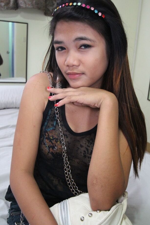 21P Morena Filipina Mildred tira a roupa e mostra sua buceta peluda