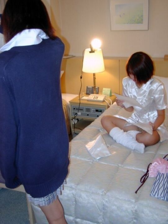 15P 絹のローブを着た日本人の女の子がチンポでけいれんした後に顔にザーメンを得る