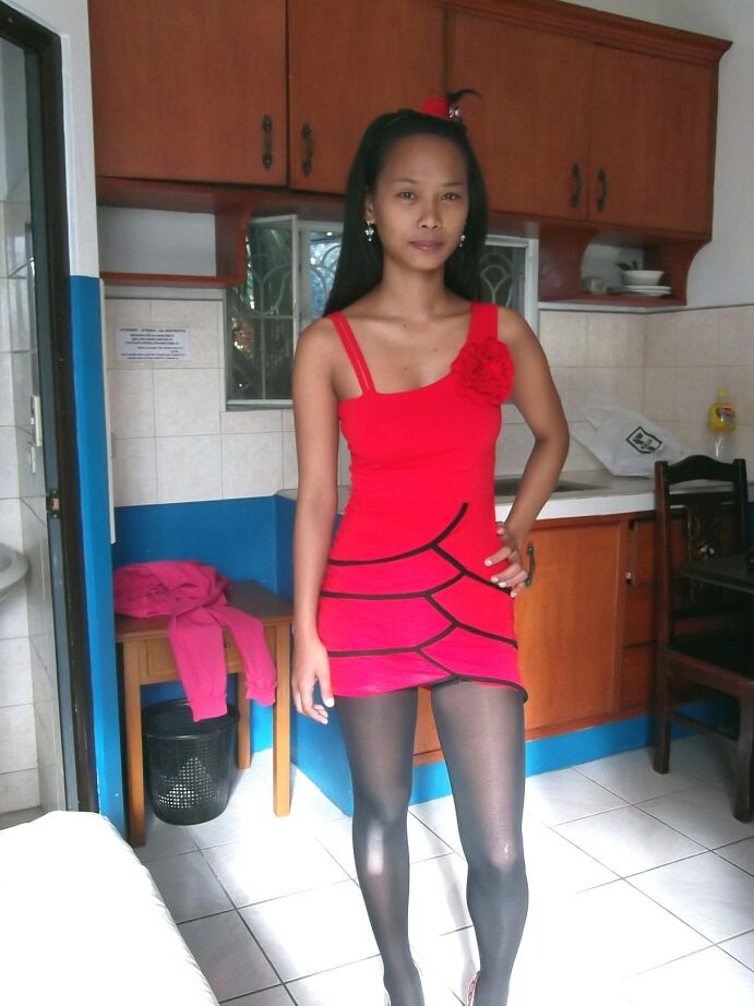 21P La delgada adolescente asiática Trisha Mae se quita el vestido rojo y hace alarde de su coño en la cama