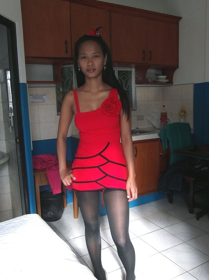 21P La delgada adolescente asiática Trisha Mae se quita el vestido rojo y hace alarde de su coño en la cama
