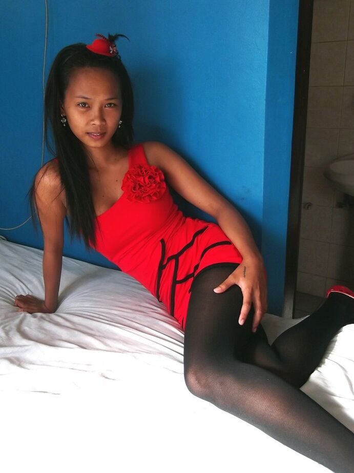 21P La delgada adolescente asiática Trisha Mae se quita el vestido rojo y hace alarde de su coño en la cama