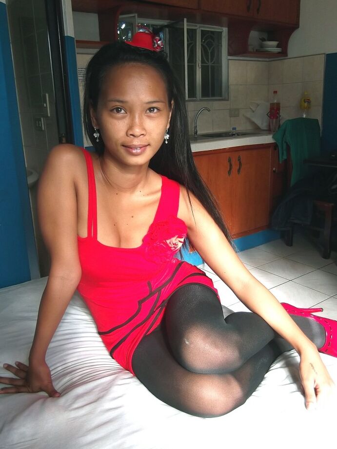 21P La delgada adolescente asiática Trisha Mae se quita el vestido rojo y hace alarde de su coño en la cama