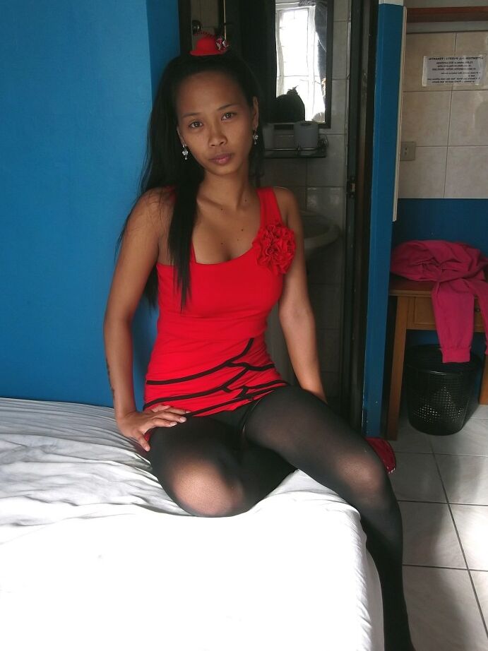 21P La delgada adolescente asiática Trisha Mae se quita el vestido rojo y hace alarde de su coño en la cama