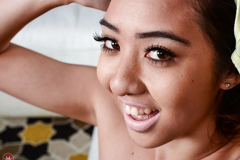 16P Barfüßiges asiatisches Amateur-Solomädchen Mila Jade spreizt ihre haarige Muschi