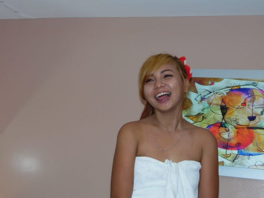 17P Die süße junge Filipina Jessica gibt einen POV-Blowjob und bietet eine haarige Muschi für einen harten Schwanz